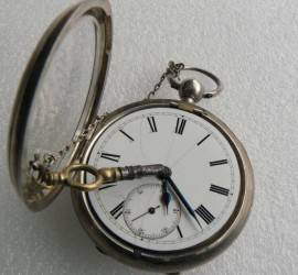 Relógio de bolso antigo com chave - tampa frontal